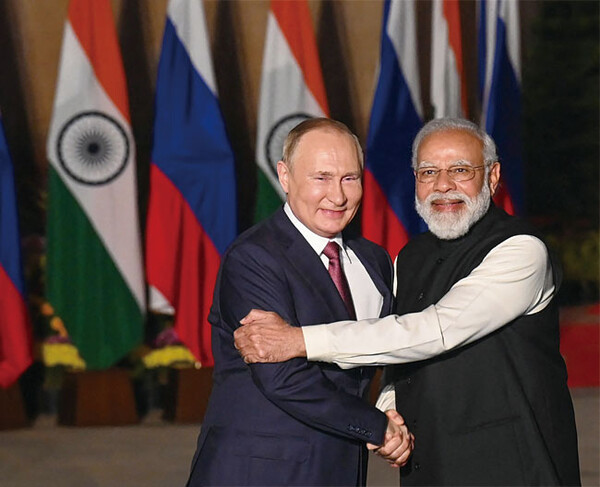 블라디미르 푸틴(왼쪽) 러시아 대통령과 나렌드라 모디(왼쪽) 인도 총리.