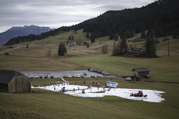 스위스 빌트하우스의 인공 눈 슬로프 위에서 스키를 타는 사람들. 올해 겨울 예전보다 따뜻한 날씨에 스위스 알프스 스키장이 눈 부족 사태를 빚고 있고, 알프스 산비탈을 선인장이 뒤덮고 있다. ⓒAP